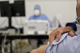Un medic a injectat zeci de persoane cu ser fiziologic în loc doze de vaccin Pfizer